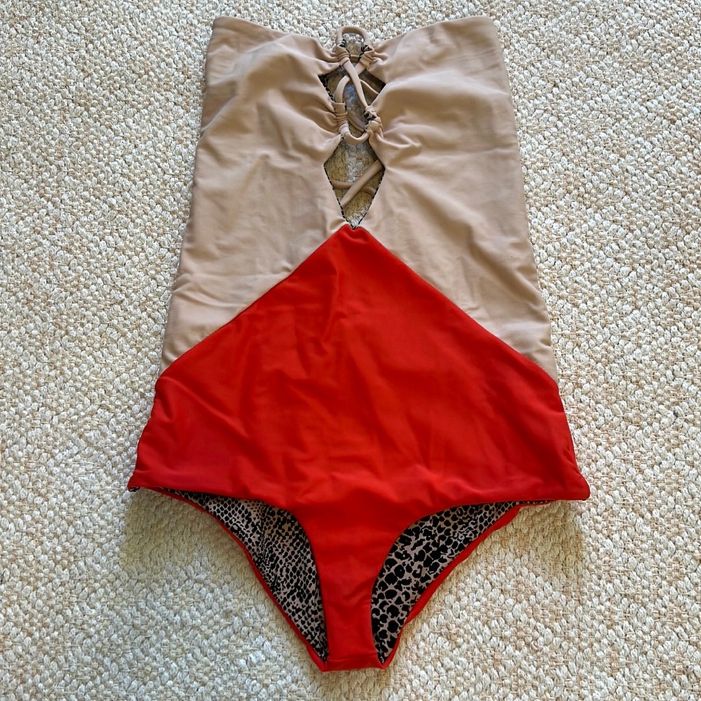 Acacia one piece in petite (xs). In very good condition.